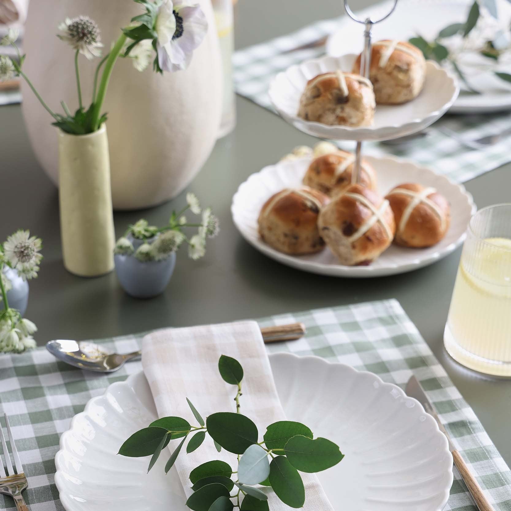 Mira Scalloped 2-Tier Cake Stand - Off White